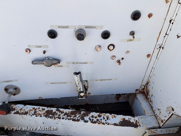 image for item EW8812 1991 International 4900 vacuum truck