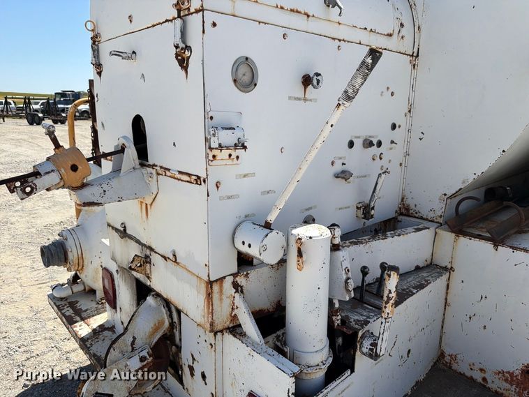 image for item EW8812 1991 International 4900 vacuum truck