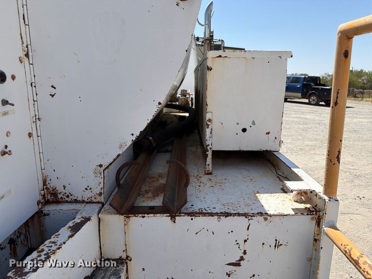 image for item EW8812 1991 International 4900 vacuum truck