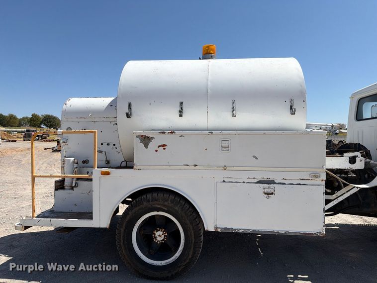 image for item EW8812 1991 International 4900 vacuum truck