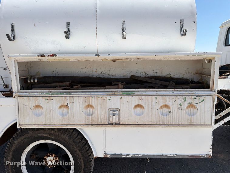 image for item EW8812 1991 International 4900 vacuum truck