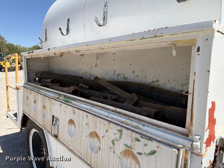 image for item EW8812 1991 International 4900 vacuum truck