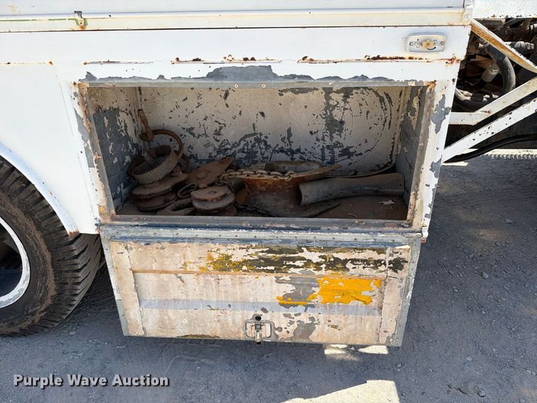 image for item EW8812 1991 International 4900 vacuum truck