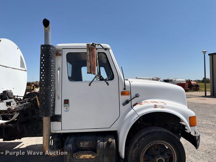 image for item EW8812 1991 International 4900 vacuum truck