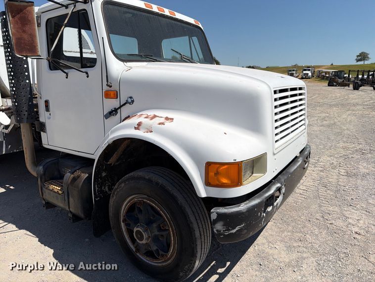 image for item EW8812 1991 International 4900 vacuum truck