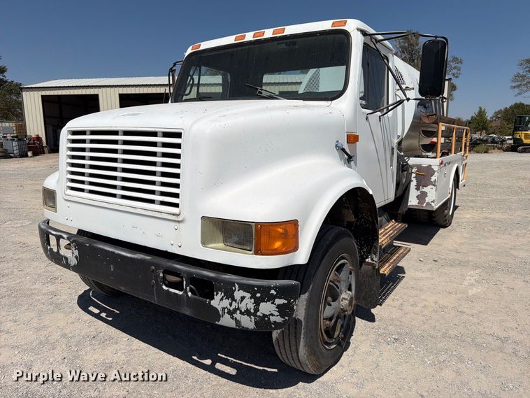 image for item EW8812 1991 International 4900 vacuum truck