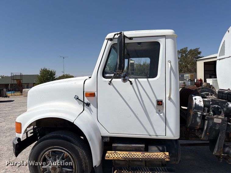 image for item EW8812 1991 International 4900 vacuum truck