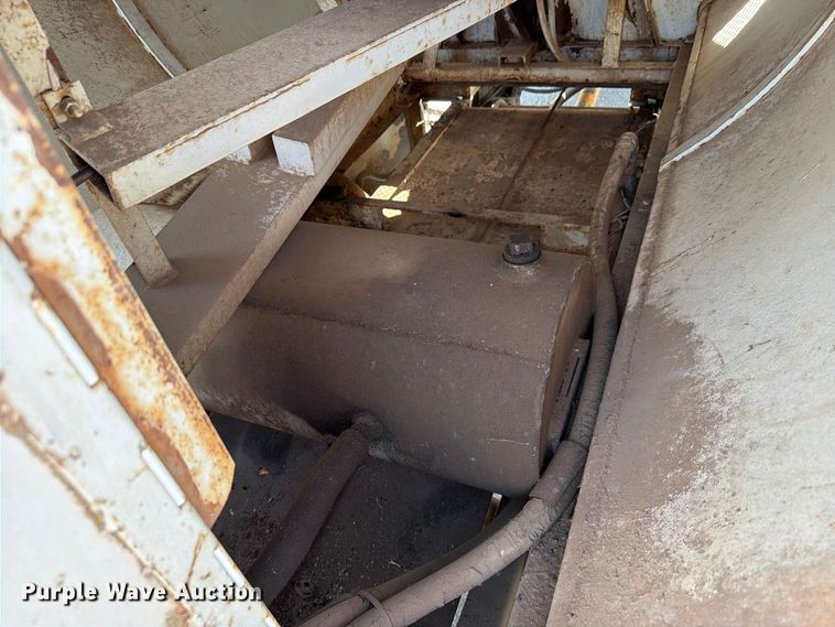 image for item EW8812 1991 International 4900 vacuum truck
