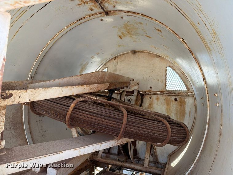 image for item EW8812 1991 International 4900 vacuum truck