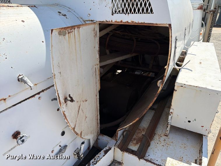 image for item EW8812 1991 International 4900 vacuum truck