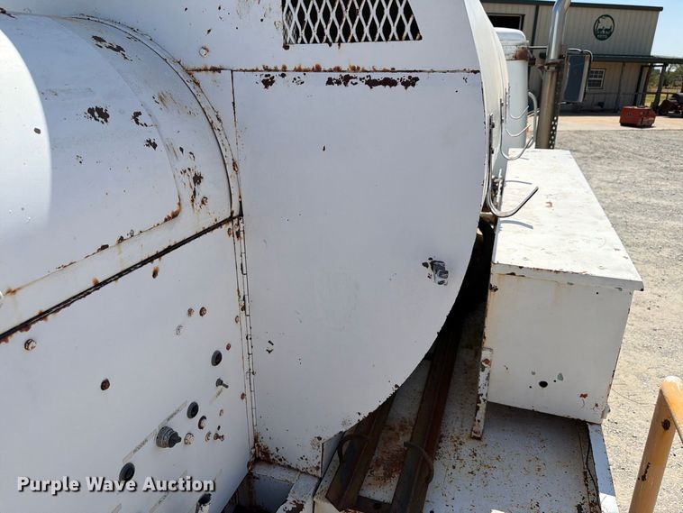 image for item EW8812 1991 International 4900 vacuum truck