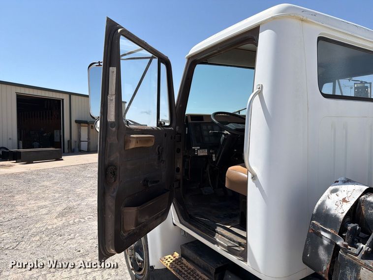image for item EW8812 1991 International 4900 vacuum truck