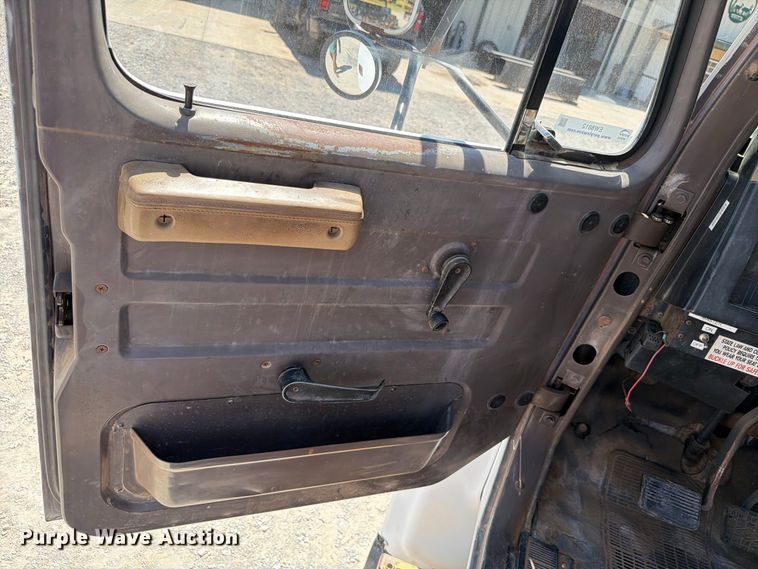 image for item EW8812 1991 International 4900 vacuum truck