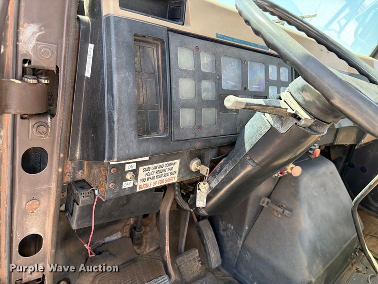 image for item EW8812 1991 International 4900 vacuum truck