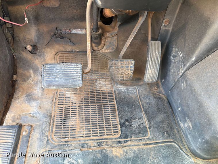 image for item EW8812 1991 International 4900 vacuum truck