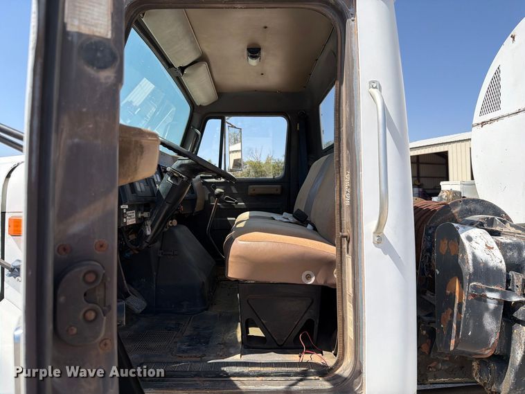 image for item EW8812 1991 International 4900 vacuum truck