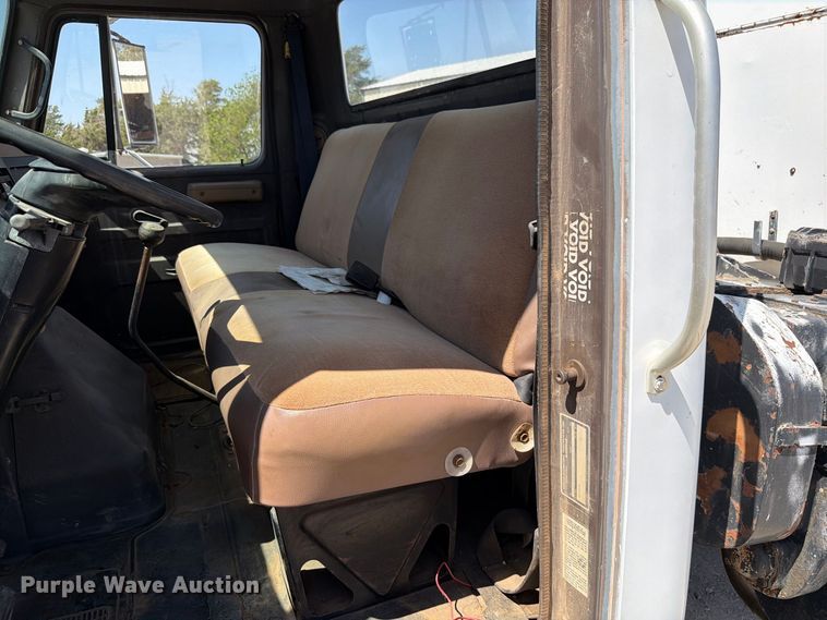 image for item EW8812 1991 International 4900 vacuum truck