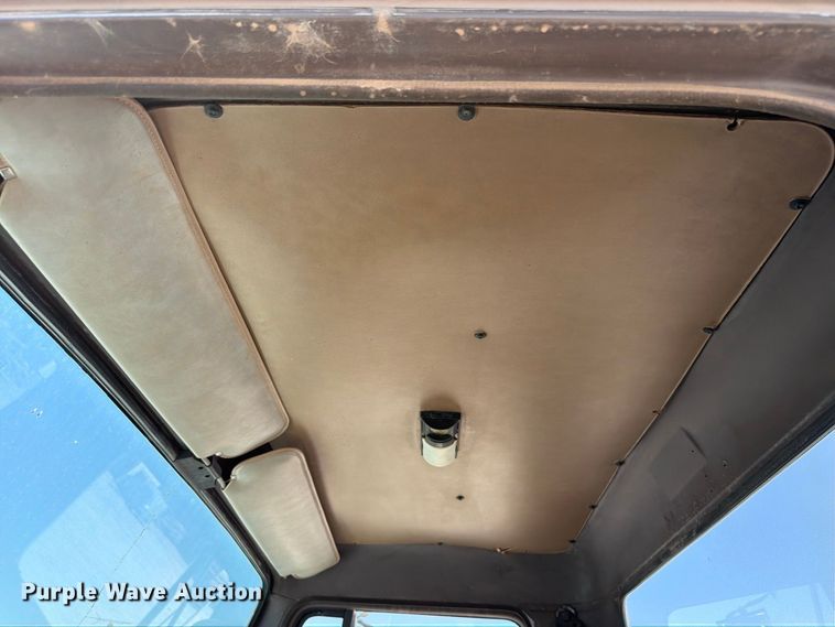 image for item EW8812 1991 International 4900 vacuum truck