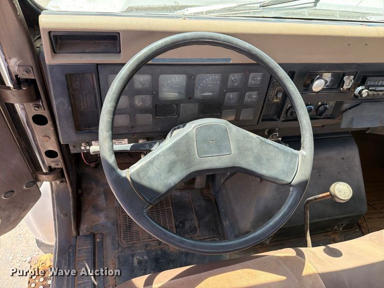 image for item EW8812 1991 International 4900 vacuum truck