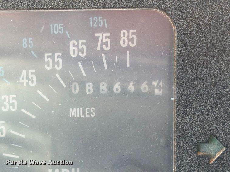 image for item EW8812 1991 International 4900 vacuum truck
