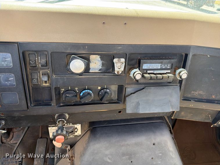 image for item EW8812 1991 International 4900 vacuum truck