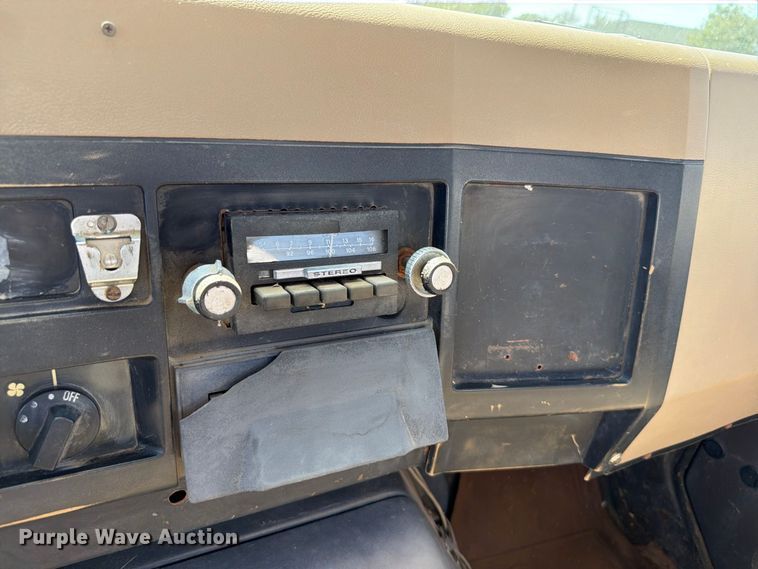 image for item EW8812 1991 International 4900 vacuum truck
