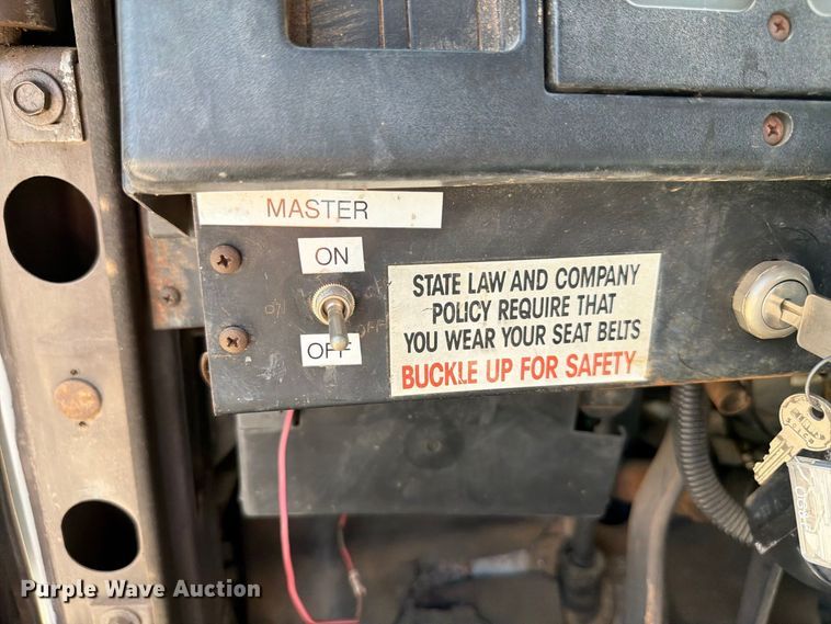 image for item EW8812 1991 International 4900 vacuum truck