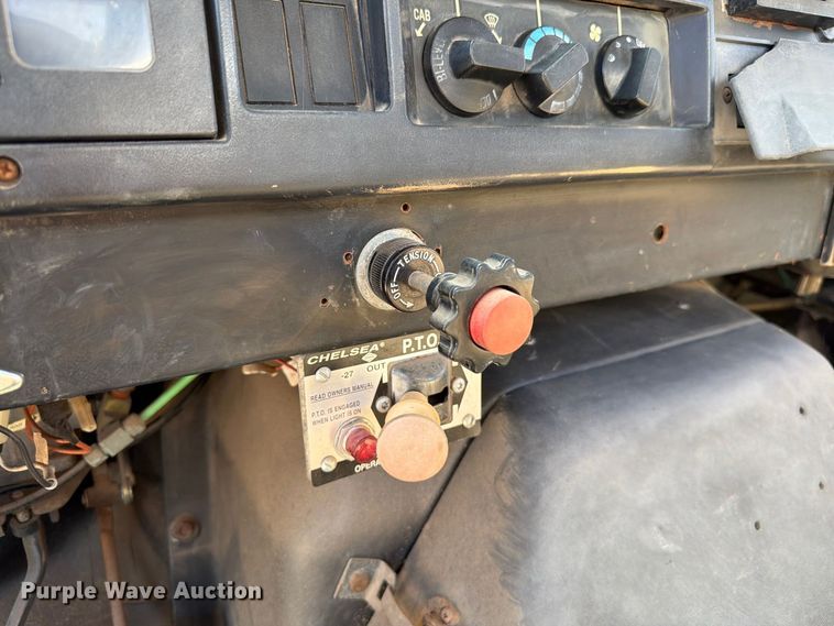 image for item EW8812 1991 International 4900 vacuum truck