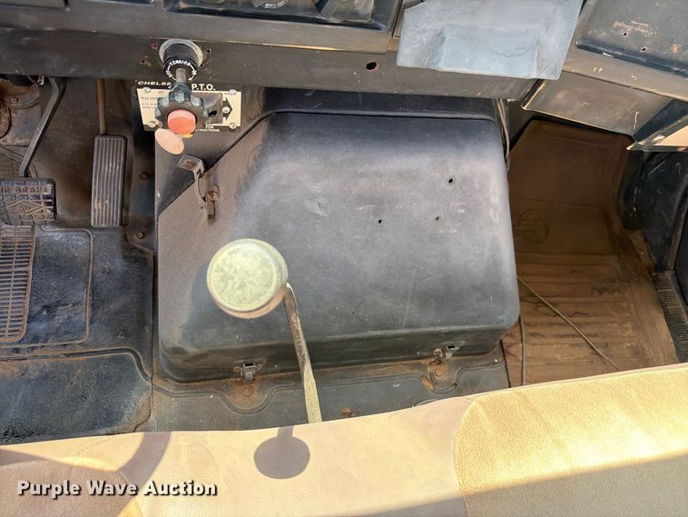 image for item EW8812 1991 International 4900 vacuum truck
