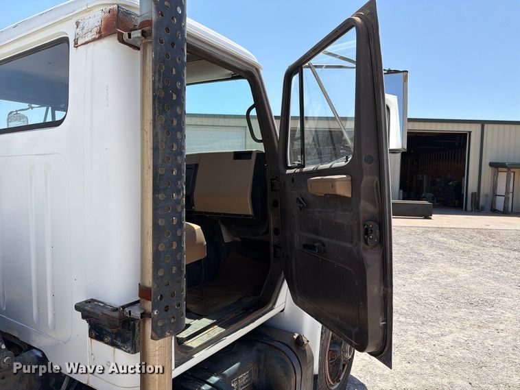 image for item EW8812 1991 International 4900 vacuum truck