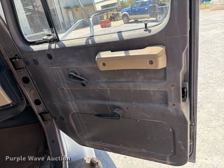 image for item EW8812 1991 International 4900 vacuum truck