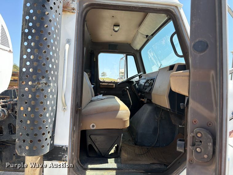 image for item EW8812 1991 International 4900 vacuum truck