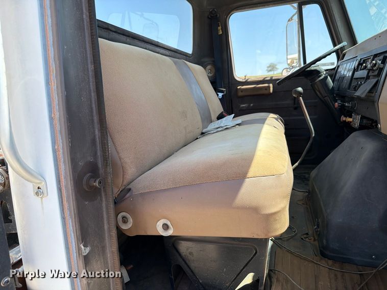 image for item EW8812 1991 International 4900 vacuum truck