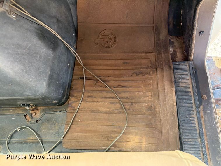 image for item EW8812 1991 International 4900 vacuum truck