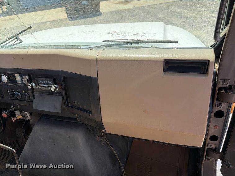 image for item EW8812 1991 International 4900 vacuum truck