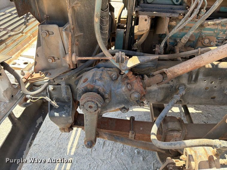 image for item EW8812 1991 International 4900 vacuum truck