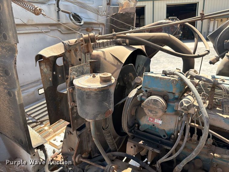 image for item EW8812 1991 International 4900 vacuum truck