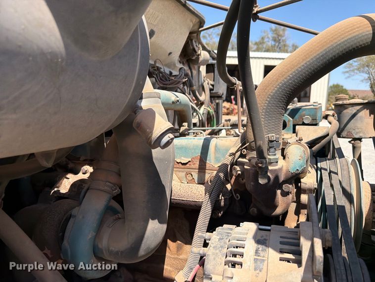 image for item EW8812 1991 International 4900 vacuum truck