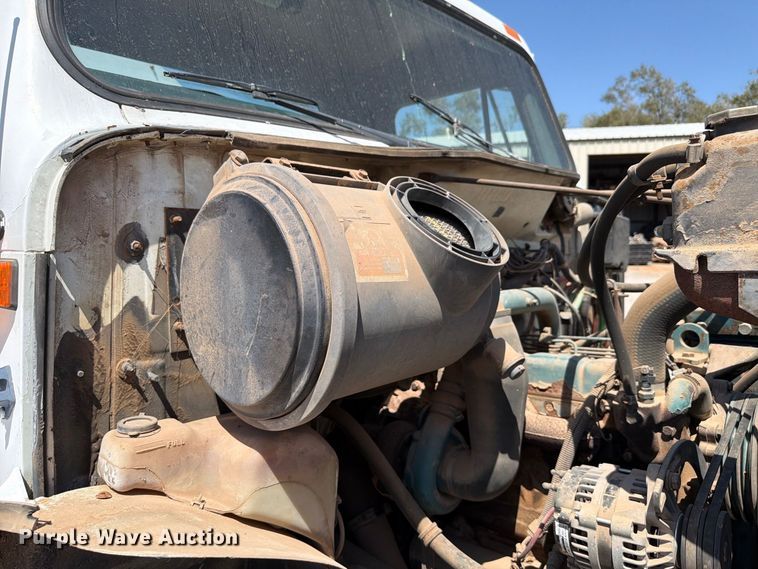 image for item EW8812 1991 International 4900 vacuum truck