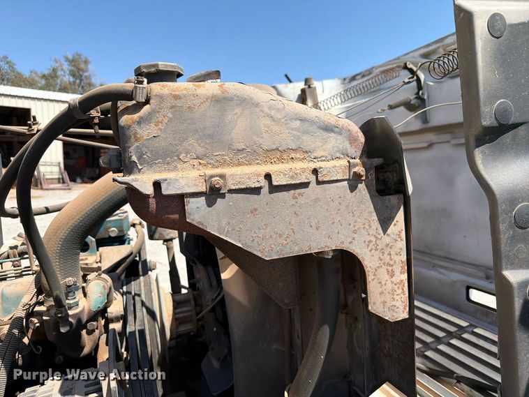 image for item EW8812 1991 International 4900 vacuum truck