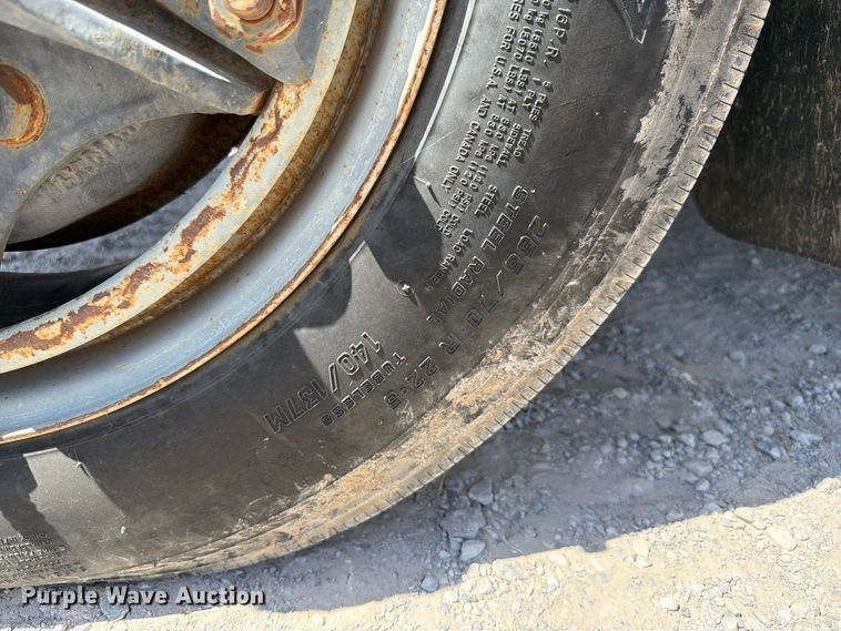 image for item EW8812 1991 International 4900 vacuum truck
