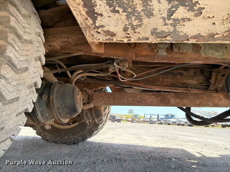 image for item EW8812 1991 International 4900 vacuum truck