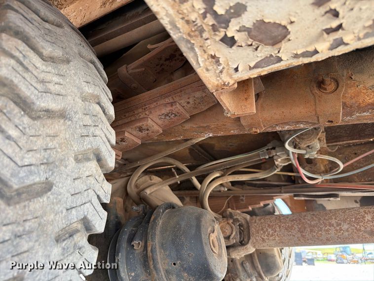 image for item EW8812 1991 International 4900 vacuum truck