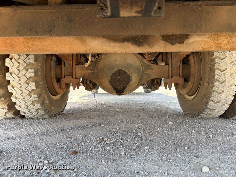 image for item EW8812 1991 International 4900 vacuum truck