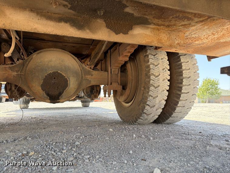 image for item EW8812 1991 International 4900 vacuum truck