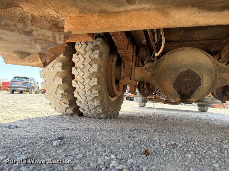 image for item EW8812 1991 International 4900 vacuum truck