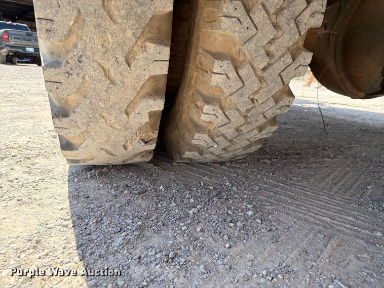 image for item EW8812 1991 International 4900 vacuum truck