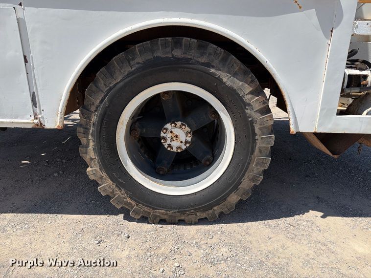 image for item EW8812 1991 International 4900 vacuum truck