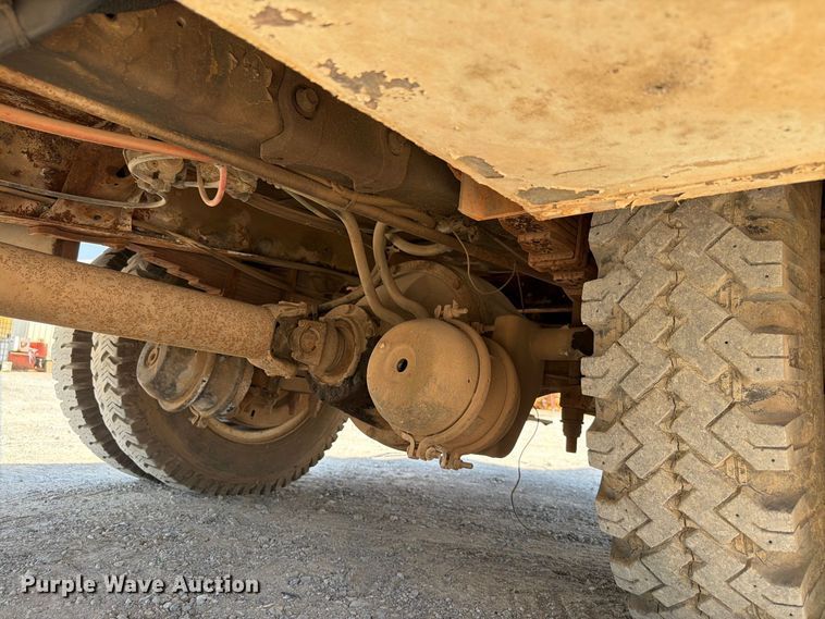 image for item EW8812 1991 International 4900 vacuum truck