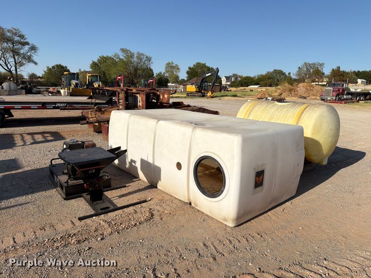 Ditch Witch MM9 mud mixing pump with poly tanks